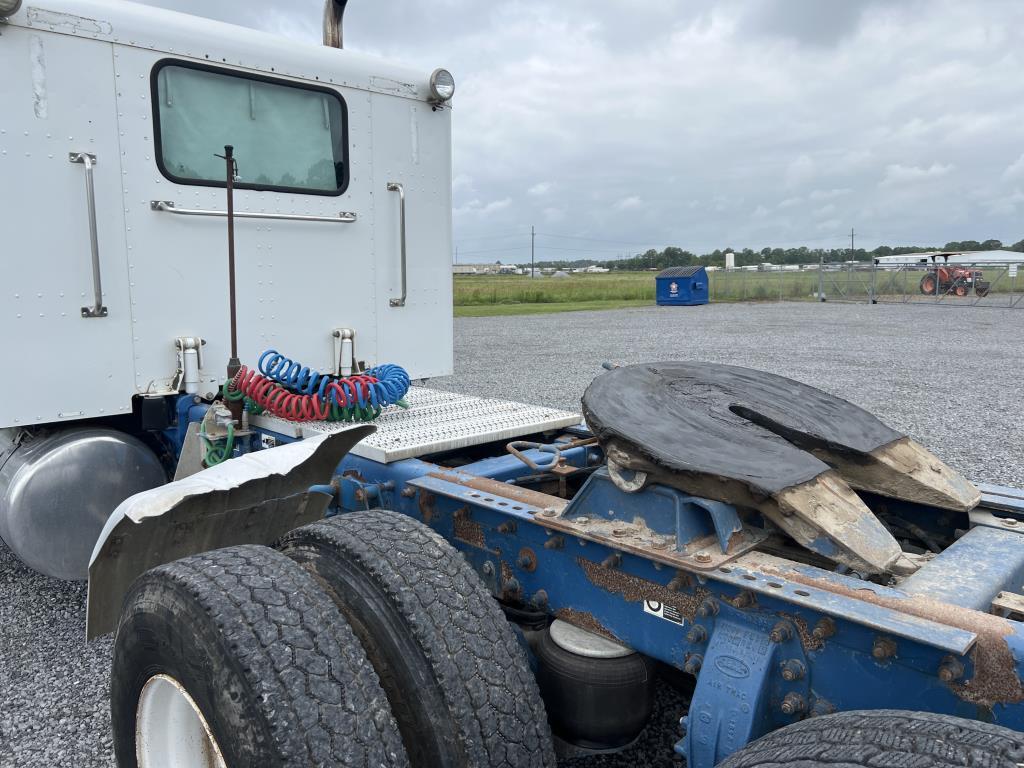 2001 Peterbuilt 379 Sleeper Truck Tractor