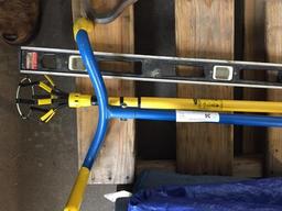 Claw Light Bulb Pole and 4' Level
