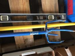 Claw Light Bulb Pole and 4' Level