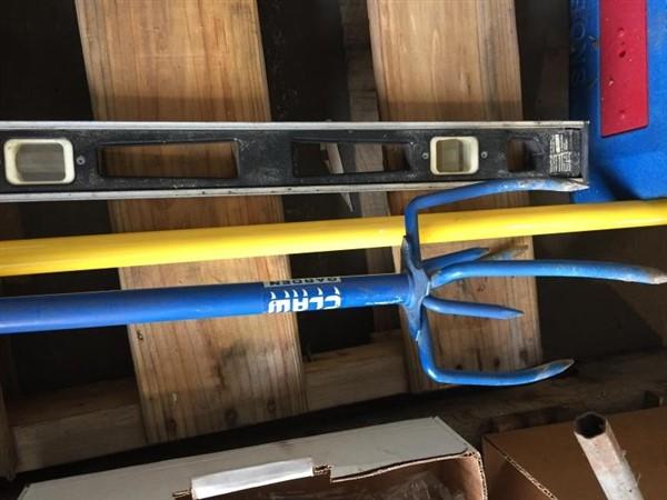 Claw Light Bulb Pole and 4' Level