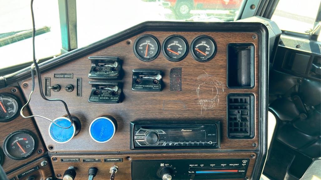 1993 Freightliner FLD120 Semi Truck