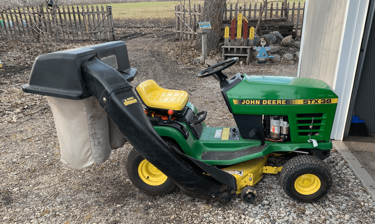 JD  STX 38 Riding Mower