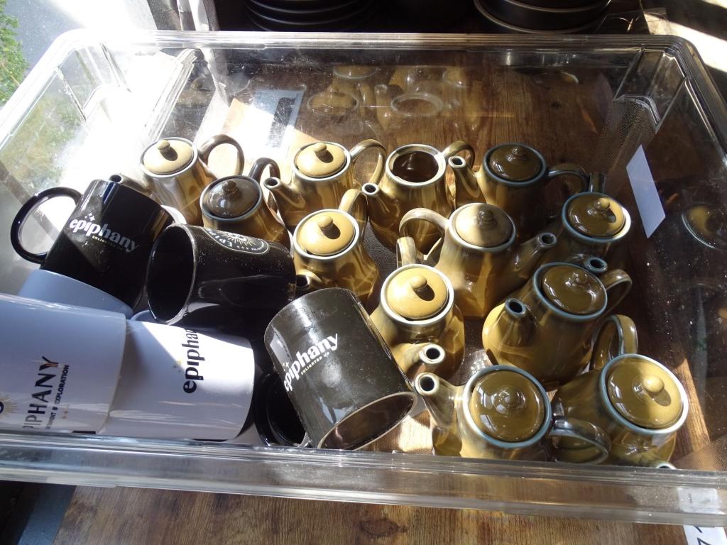 FOOD STORAGE CONTAINER WITH COFFEE CUPS & TEA POTS