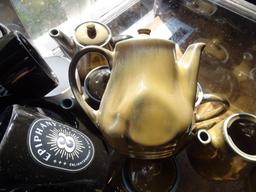 FOOD STORAGE CONTAINER WITH COFFEE CUPS & TEA POTS