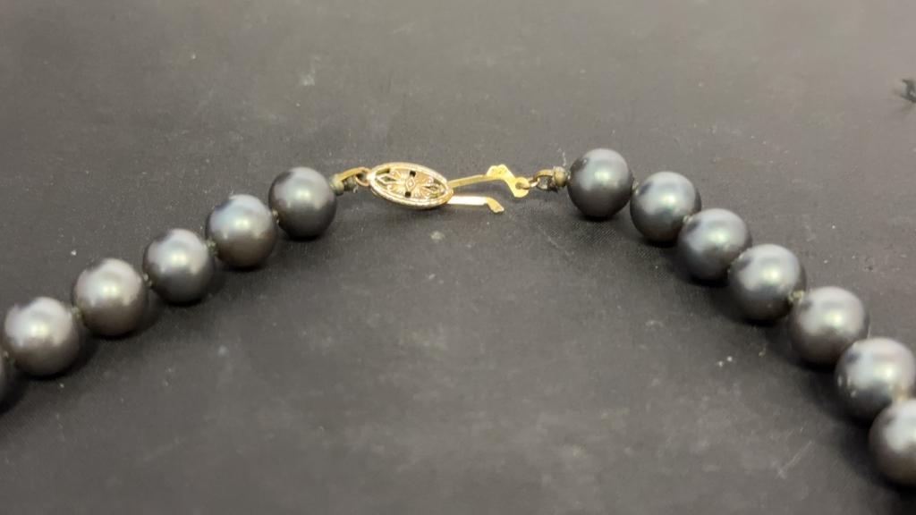 14K GOLD AND TAHITIAN PEARL NECKLACE.