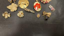 14) VINTAGE BROOCHES