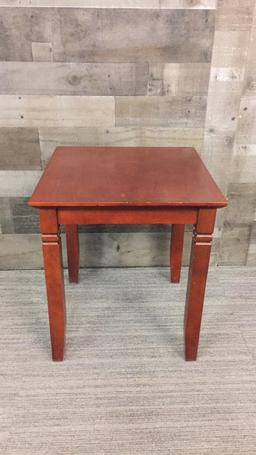 SIMPLE CHERRYWOOD-TONE SIDE TABLE