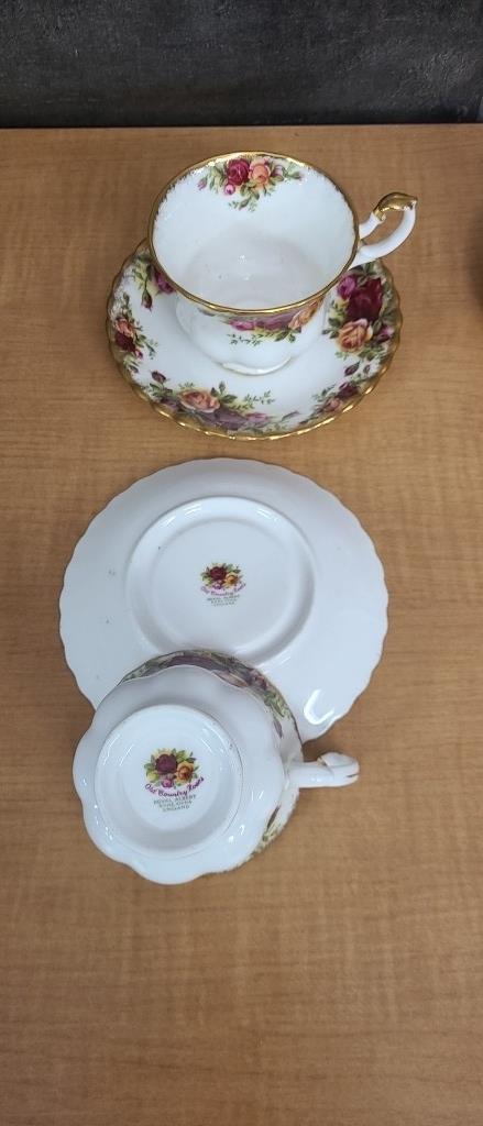 19PC ROYAL ALBERT "OLD COUNTRY ROSES" TEACUP SET