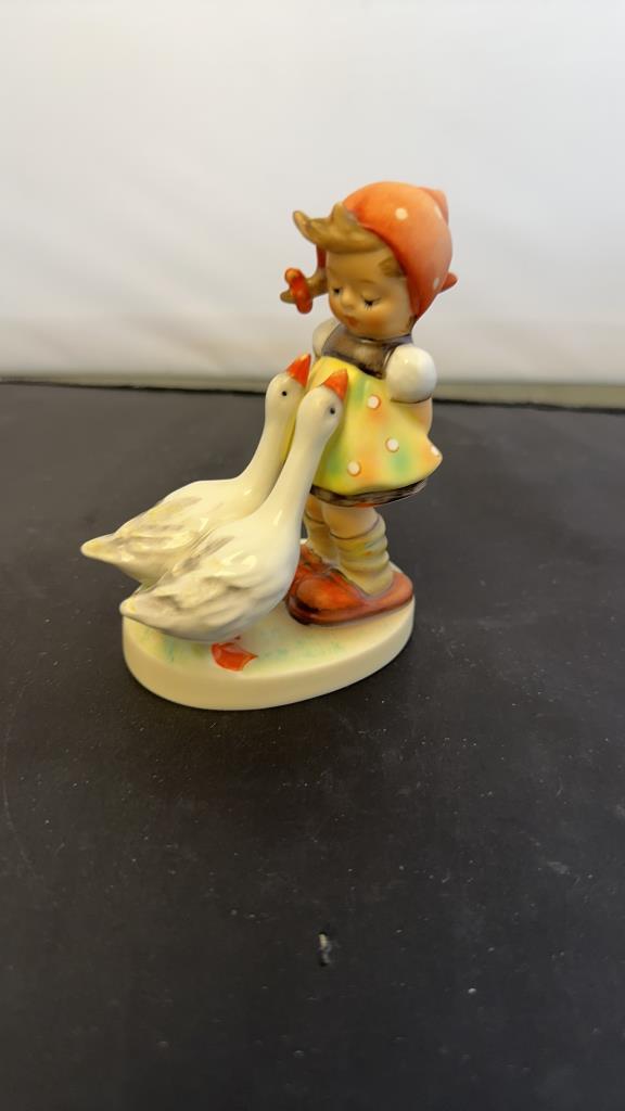 M.I. HUMMEL FIGURINE "GOOSE GIRL"