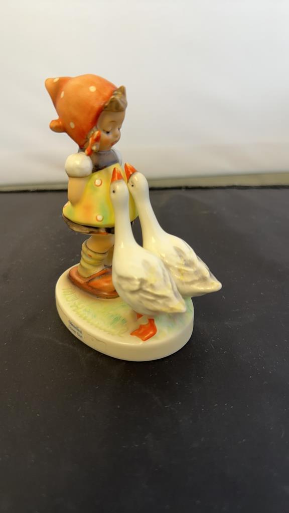 M.I. HUMMEL FIGURINE "GOOSE GIRL"