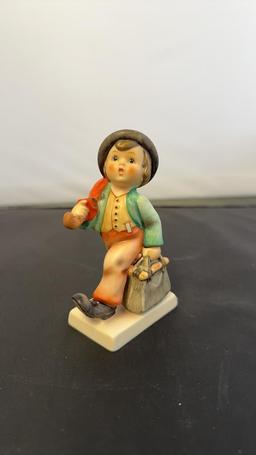 M.I. HUMMEL FIGURINE "MERRY WANDERER" SIGNED