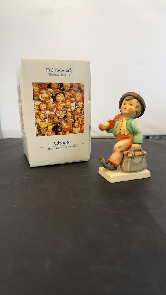 M.I. HUMMEL FIGURINE "MERRY WANDERER" SIGNED