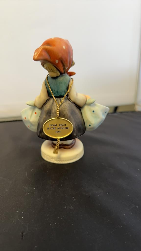 M.I. HUMMEL FIGURINE "MOTHER'S DARLING" SIGNED