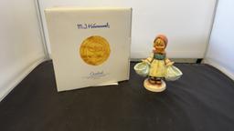 M.I. HUMMEL FIGURINE "MOTHER'S DARLING" SIGNED