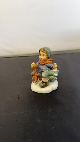 BERTA HUMMEL FIGURINE "O' TANNENBAUM"