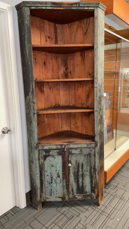 RUSTIC AMERICAN CORNER CHIMNEY CUPBOARD