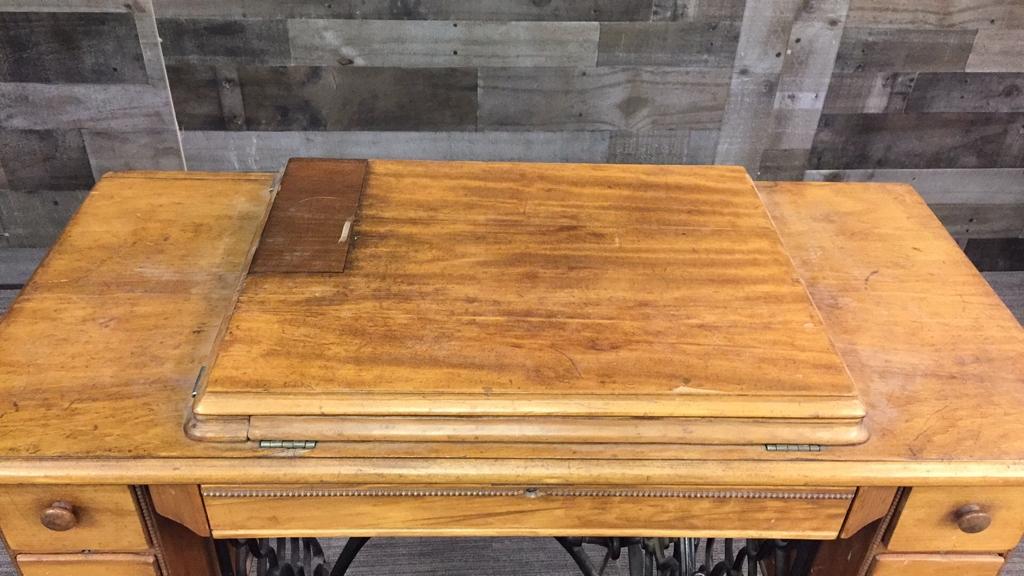 ANTIQUE SINGER SEWING MACHINE & CABINET TABLE