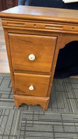 EARLY AMERICAN STYLE KNEEHOLE DESK