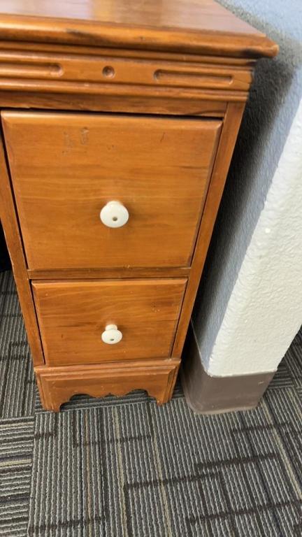 EARLY AMERICAN STYLE KNEEHOLE DESK