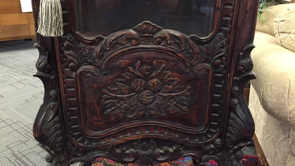 FRENCH ROCOCO STYLE CARVED CURIO CABINET