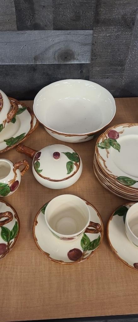 69PC FRANCISCAN WARE HAND-CRAFTED APPLE CHINA SET