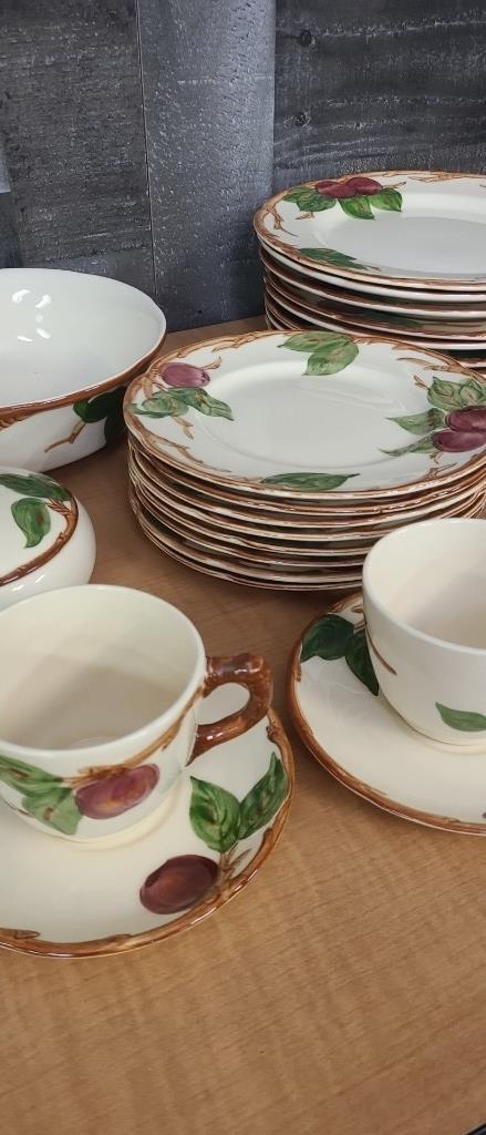 69PC FRANCISCAN WARE HAND-CRAFTED APPLE CHINA SET