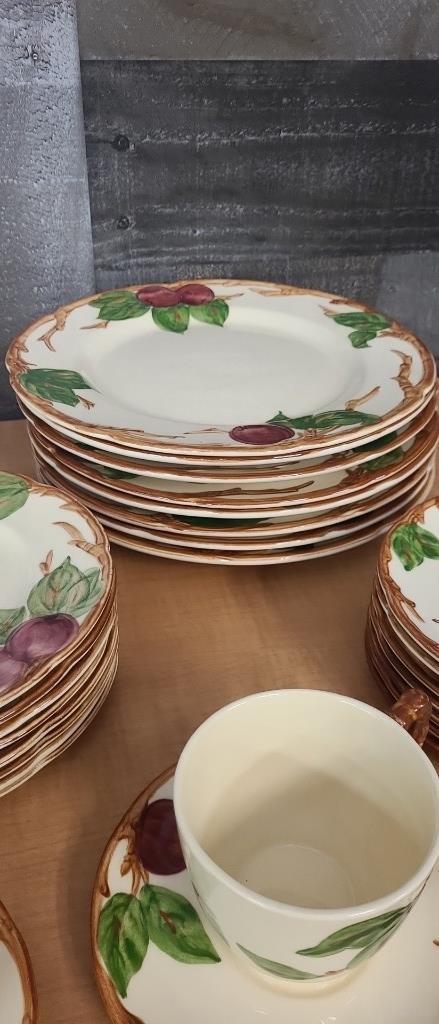 69PC FRANCISCAN WARE HAND-CRAFTED APPLE CHINA SET