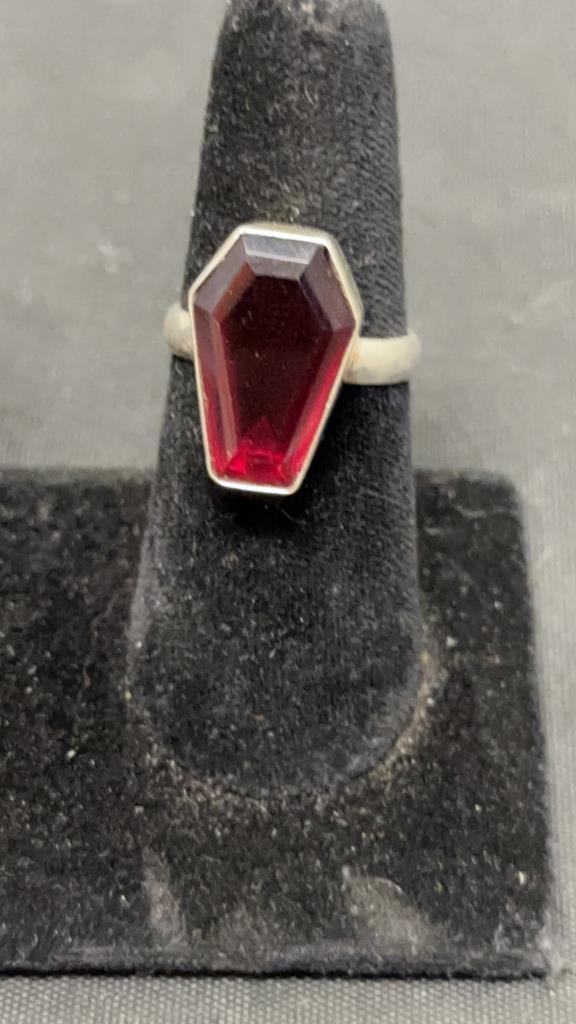 STERLING SILVER & RED STONE RING. 4G