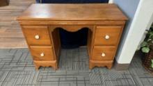 EARLY AMERICAN STYLE KNEEHOLE DESK