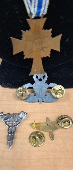 WWII MILITARY PINS & METALS
