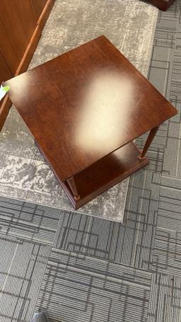 CHERRY COLORED WOOD SIDE TABLE.