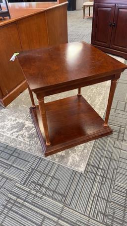CHERRY COLORED WOOD SIDE TABLE.