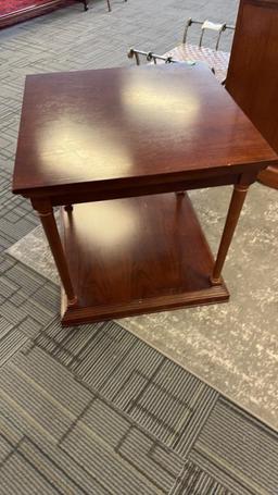 CHERRY COLORED WOOD SIDE TABLE.