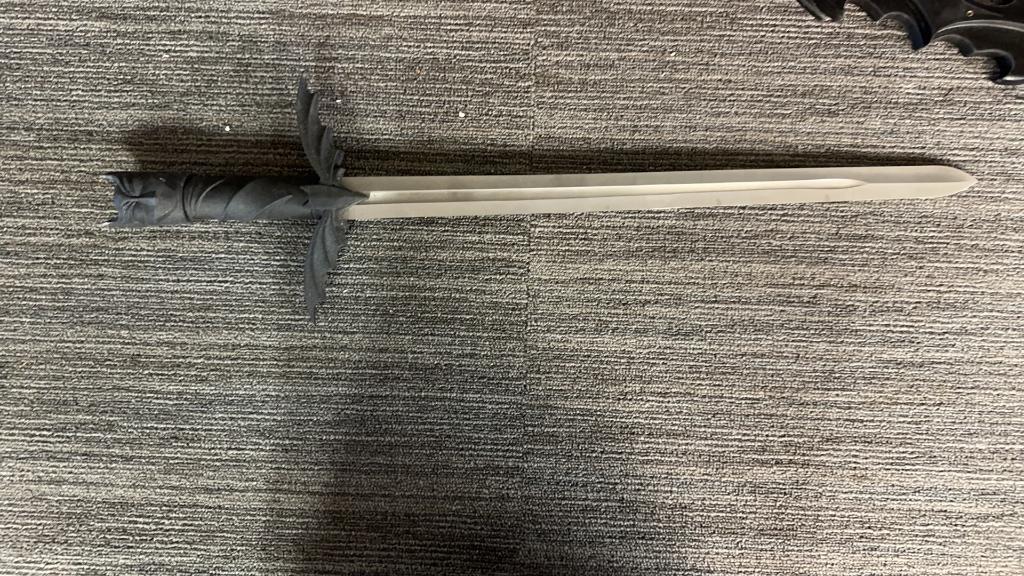 BATMAN FIGURE POMMEL SWORD