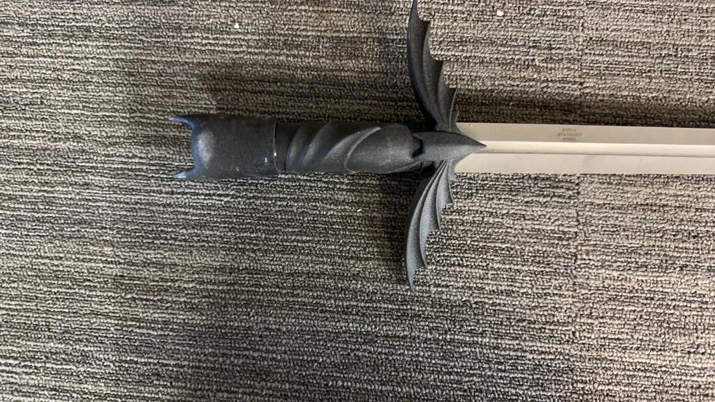 BATMAN FIGURE POMMEL SWORD