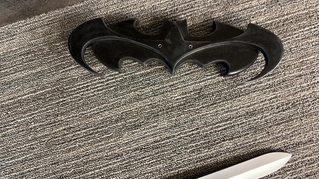 BATMAN FIGURE POMMEL SWORD