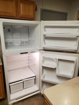 Hotpoint 18 Cubic Feet White Top/Bottom Refrigerator / Freezer Model: HTS18BCMBRWW