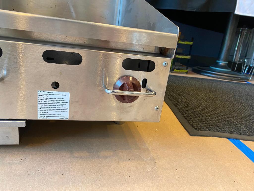 Wolf AGM Series 24in x 24in 2-Burner Natural Gas Griddle, VG Condition, Clean, Has Legs, NICE