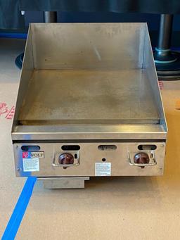 Wolf AGM Series 24in x 24in 2-Burner Natural Gas Griddle, VG Condition, Clean, Has Legs, NICE