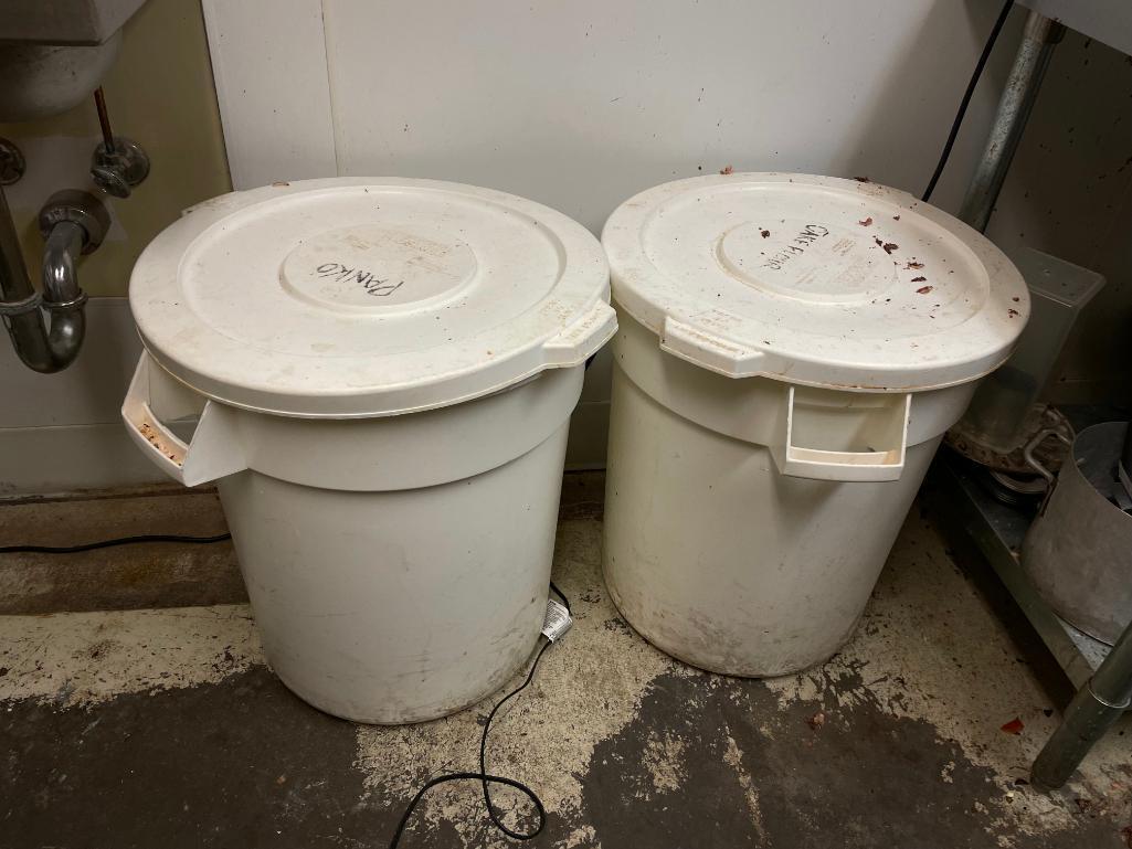 2 Continental Huskee No. 2001 20 Gallon Ingredient Container w/ Lid