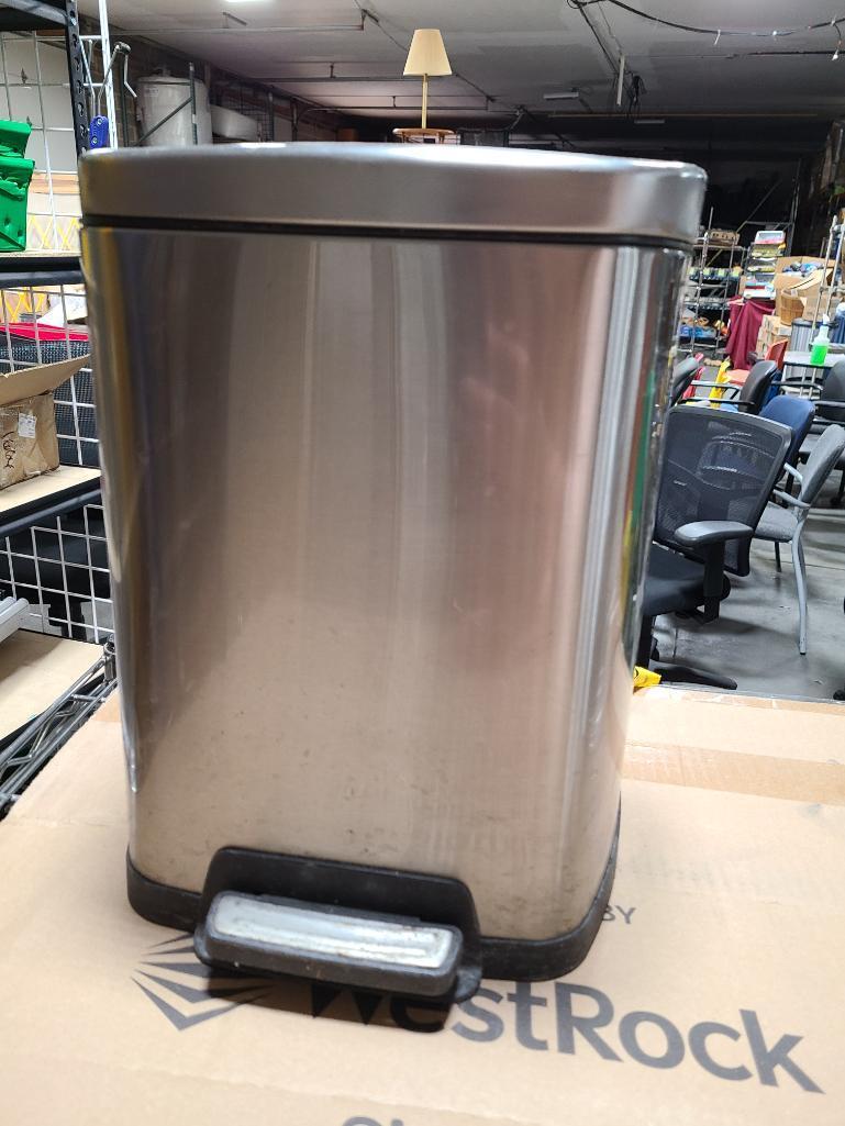 Ice Scoops, Spatulas, Colander, Small Trash Can, Utensils