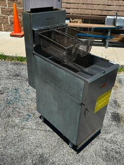 Pitco Frialator Model 40S 40lb Natural Gas Floor Fryer, CLEAN