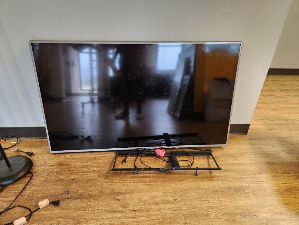 LG 55in LED TV Model: 55LB5900 w/ Wall-Mount Bracket
