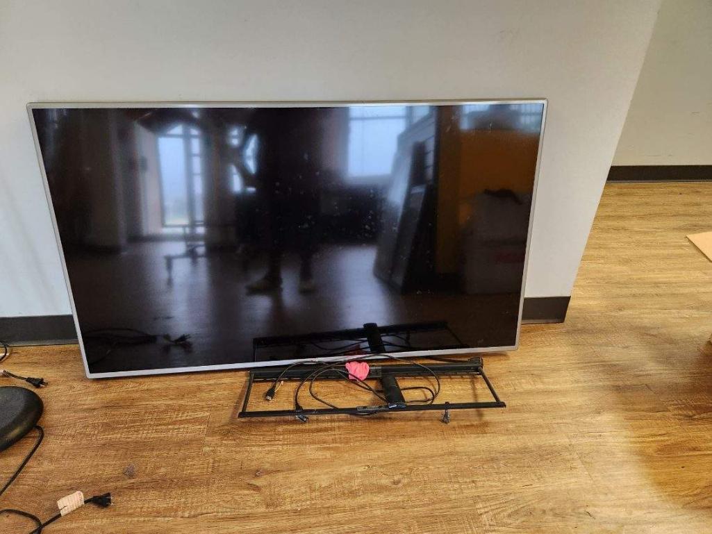 LG 55in LED TV Model: 55LB5900 w/ Wall-Mount Bracket