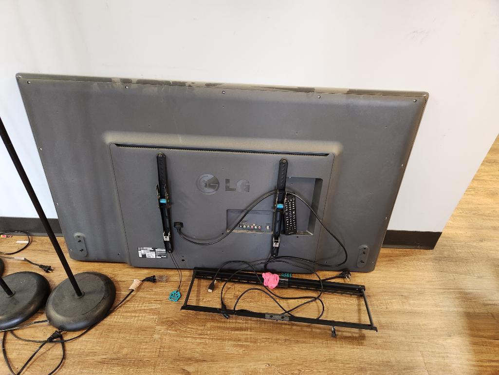 LG 55in LED TV Model: 55LB5900 w/ Wall-Mount Bracket