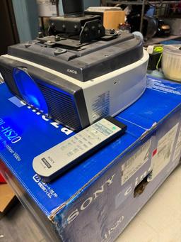 Sony Cineza VPL-HS20 Projector w/ Remote & Orig. Box