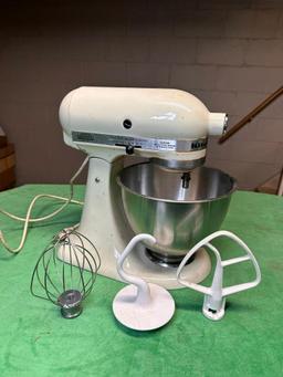 KitchenAid Model K45SS 250 Watt Stand Mixer w/ Bowl & Attachments