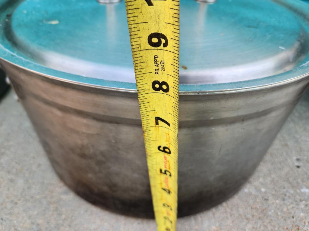 Vollrath 30 Quart Stock Pot, No. 09221, NSF w/ Lid