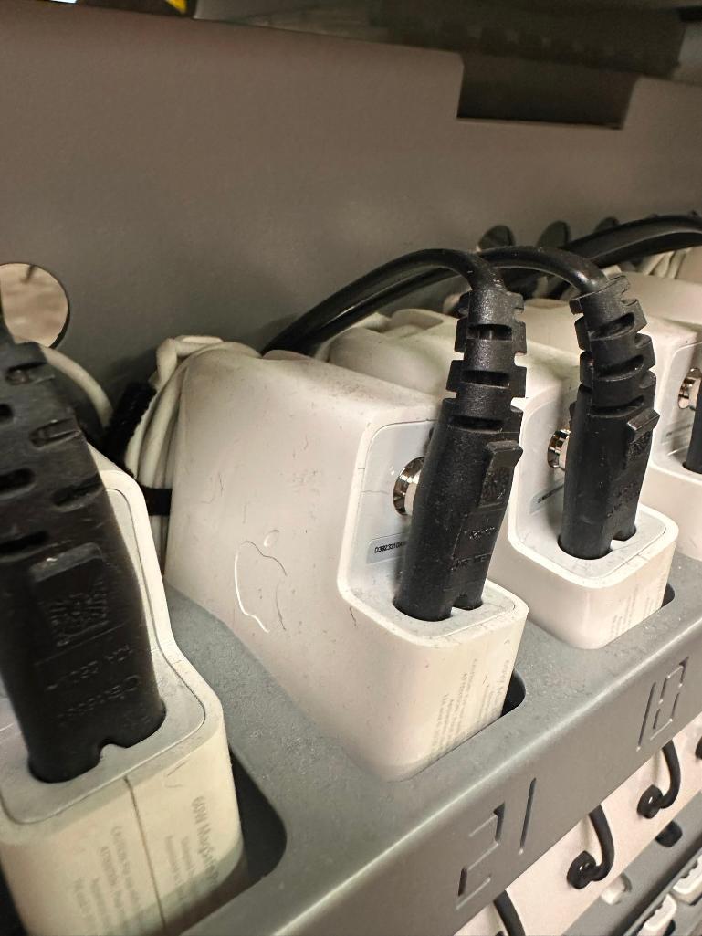Bretford Model TX323LL/A Computer / Tablet Charging Cart