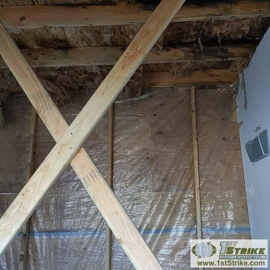 BUILDING ARCTIC ENTRYWAY. INSULATED, METAL SIDED, RUBBER MEMBRANE ROOF. EXPERIOR DIMENSIONS: 10' x 1